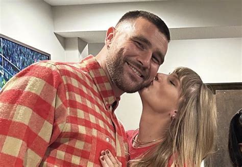 taylor swift and travis kelce kissing video